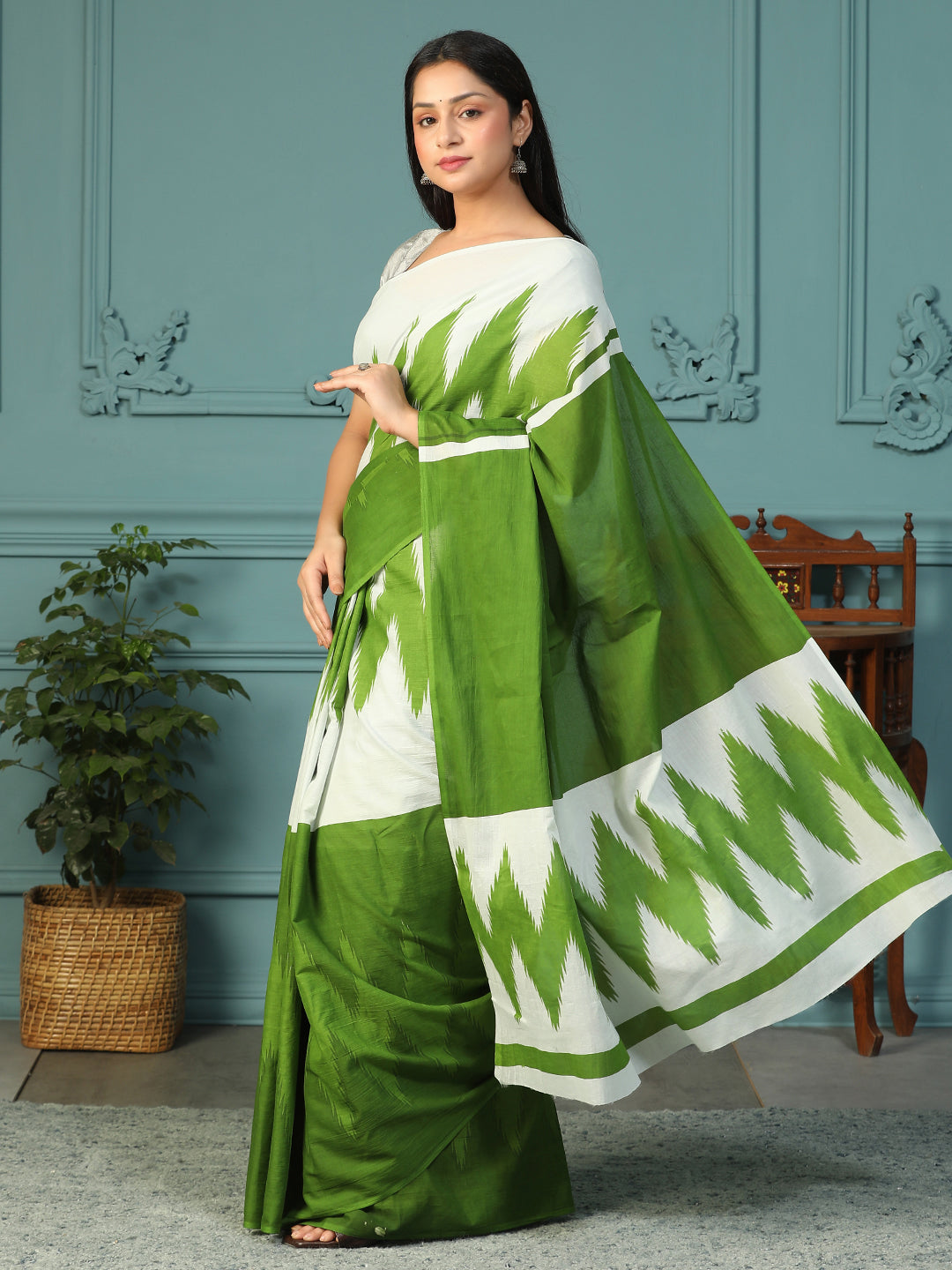 Green and White Traditional Saree with Blouse Piece view 4